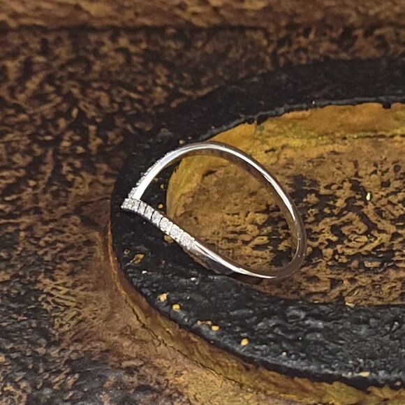 Women's Minimalist Dainty Chevron Promise Ring - Picture 4 of 6